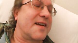Die Krankenschwester fickt ihn gesund