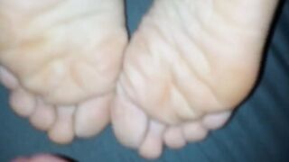 Boned her vagina and cum on her foot
