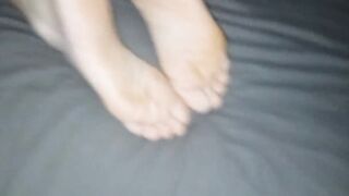 Boned her vagina and cum on her foot