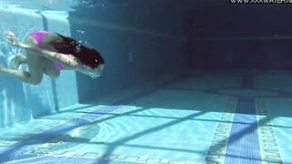 Jessica Lincoln enjoying being nude into the pool