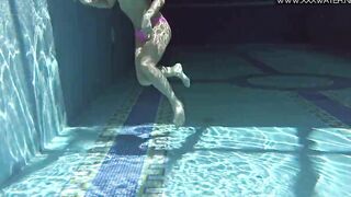 Jessica Lincoln enjoying being nude into the pool