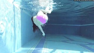 Jessica Lincoln enjoying being nude into the pool