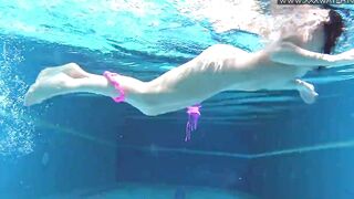 Jessica Lincoln enjoying being nude into the pool