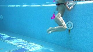 Jessica Lincoln enjoying being nude into the pool