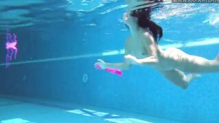 Jessica Lincoln enjoying being nude into the pool