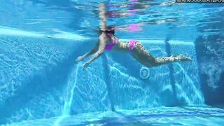 Jessica Lincoln enjoying being nude into the pool