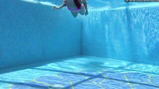 Jessica Lincoln enjoying being nude into the pool