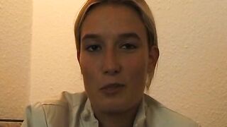 Blondes 18yo 18 yo fingert sich auf einer Couch