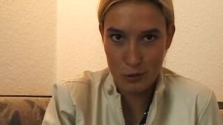 Blondes 18yo 18 yo fingert sich auf einer Couch