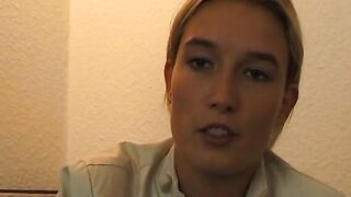 Blondes 18yo 18 yo fingert sich auf einer Couch