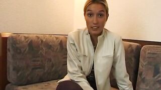 Blondes 18yo 18 yo fingert sich auf einer Couch