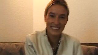 Blondes 18yo 18 yo fingert sich auf einer Couch