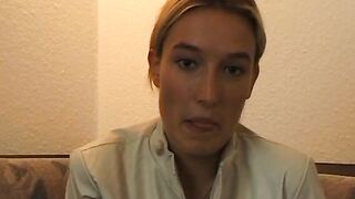 Blondes 18yo 18 yo fingert sich auf einer Couch