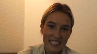 Blondes 18yo 18 yo fingert sich auf einer Couch