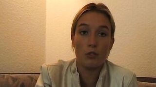 Blondes 18yo 18 yo fingert sich auf einer Couch