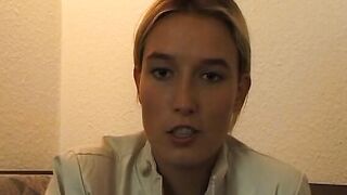 Blondes 18yo 18 yo fingert sich auf einer Couch