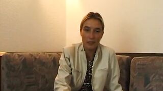 Blondes 18yo 18 yo fingert sich auf einer Couch
