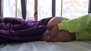 Hottie gets her cunt soak by masturbating with fingered Orgasm