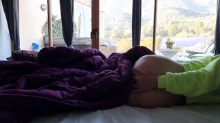 Hottie gets her cunt soak by masturbating with fingered Orgasm
