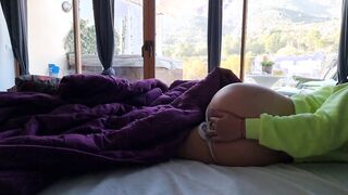 Hottie gets her cunt soak by masturbating with fingered Orgasm