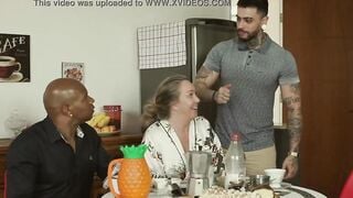 A GRANDE FAMÍLIA DA PUTARIA - O MARIDO É CORNO, A MÃE TALARICA A FILHA, E A EMPREGADA FODE TODO MUNDO | EMME WHITE, ALESSANDRA MAIA, AGATHA LUDOVINO, CAPOEIRA.