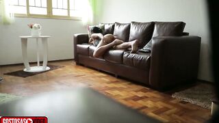 PADRASTO FILMA ENTEADA SÓ DE CALCINHA NA SALA