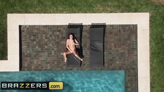 BRAZZERS - Huge Tit Jolee Love Offer her Clients the Full-body