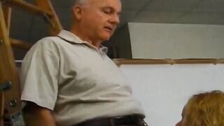 Mature photographer gets to banged young curvy skank at his studio