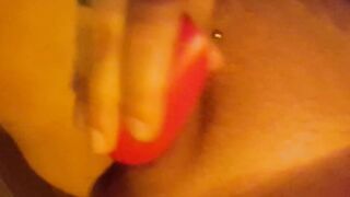 Suseey spielt mit Dildo