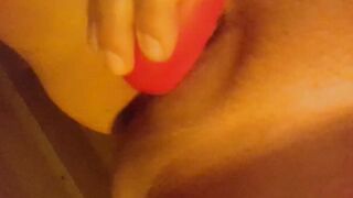 Suseey spielt mit Dildo