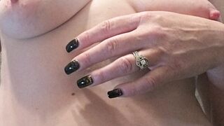 Closeup Nude Mom Picture Slideshow and Orgasm Audio