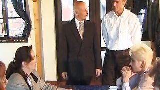 Da kommt der Nuttenbus angerollt Hardcore Sex inside Gotteshaus