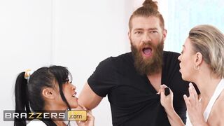 Brazzers - Big Tit Dee Williams & Skinny Ember Snow Catch Xander Corvus Masturbate While They Work Out