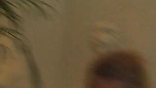 Blonde wird im Badezimmer erwscht und dann gefickt