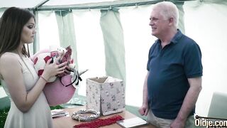 Sexsual 18 gets banged hardcore by mature grandpa