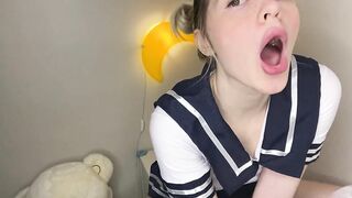 BEAUTY TEENAGERS PLAYS WITH HER ANAL PLUG