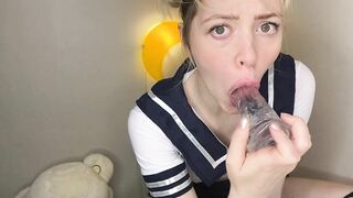 BEAUTY TEENAGERS PLAYS WITH HER ANAL PLUG