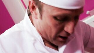 Aufgeplatzte Fotze Schwanz into den Arsch gerammt