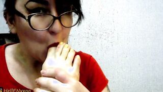 She loves suck foot