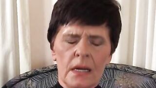 Short haired dark hair deepthroats hardcock into bed