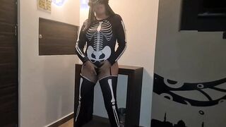 19 yo fucks without condom a stranger at Halloween party.