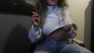 HOTTIE 18 YO SMOKE A CIGARETTE AND PERFORMANCE A BIT HER HOOTERS
