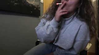 HOTTIE 18 YO SMOKE A CIGARETTE AND PERFORMANCE A BIT HER HOOTERS