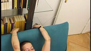 Kurzhaariges Teens fickt mit Mitbewohner von der Uni