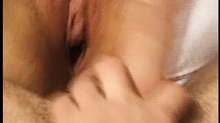 Erst der Lolly dann die Vagina Lesbo ficken krass