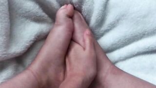 I strokes my toes inside oil thinking it's a dick