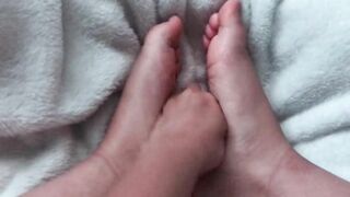 I strokes my toes inside oil thinking it's a dick