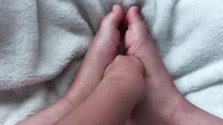 I strokes my toes inside oil thinking it's a dick