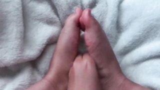 I strokes my toes inside oil thinking it's a dick