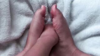I strokes my toes inside oil thinking it's a dick